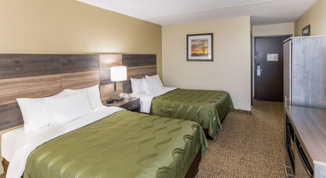 Четырёхместный номер Standard Quality Inn & Suites Plattsburgh