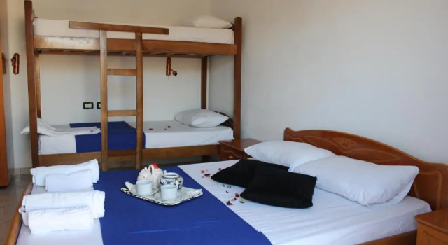 Четырёхместный номер Standard с балконом Sunny Hotel