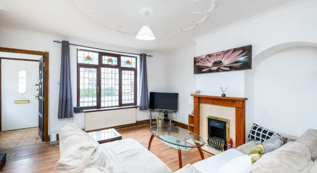 Коттедж Spacious Dagenham 4Bedroom House with Parking