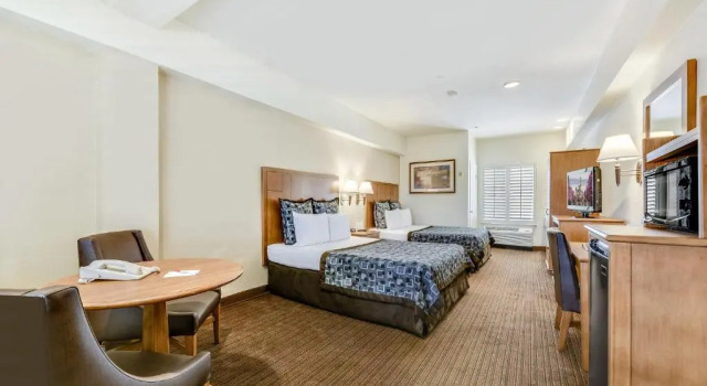Люкс Deluxe Anaheim Desert Inn & Suites