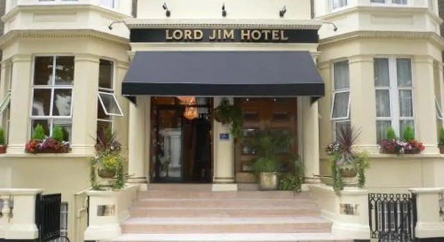 Кровать в общем номере Lord Jim Hotel