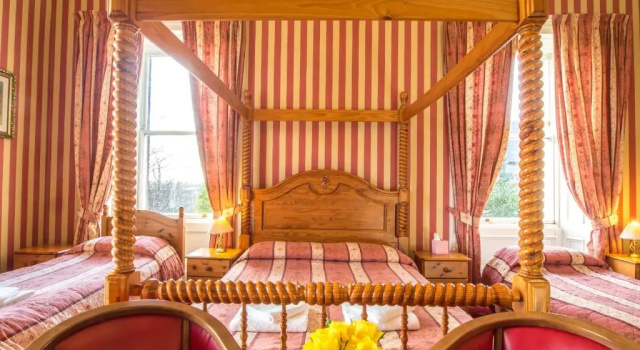 Четырёхместный номер Standard Cumberland Hotel