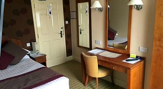 Номер Deluxe Crown & Mitre Hotel