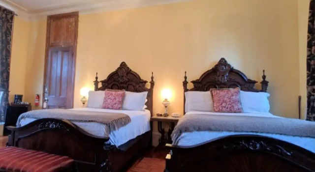Четырёхместный номер Deluxe Parisian Courtyard Inn