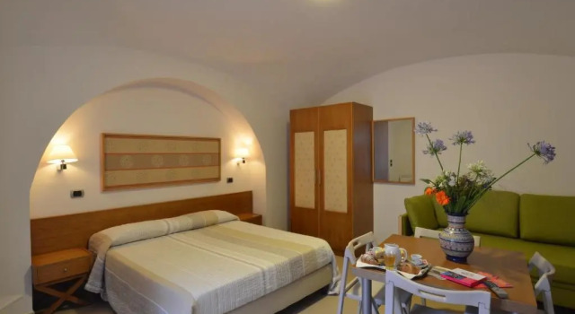 Villa Diomede (in the Dependance 400 mt. far) with Kitchenette Familie Zimmer Hotel Zeus