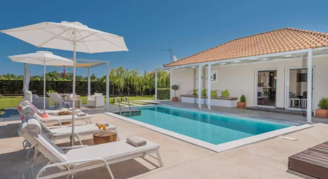 Вилла Madini Luxury Villa with free Pool Heating
