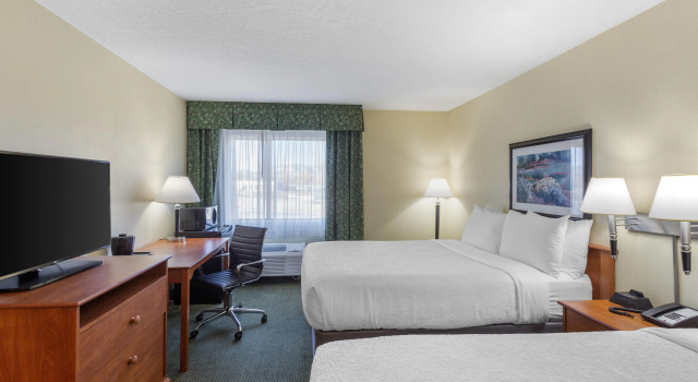 Четырёхместный номер Standard SureStay Plus Hotel by Best Western Price
