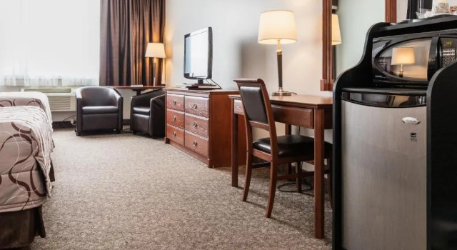 Четырёхместный номер Standard Adams Airport Inn