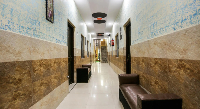 SPOT ON DEL2930 Hotel Kashvi Palace, Забронировать Отель Отели Нью-Дели с парковкой, Парковка