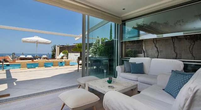 Private Pool & Sea View Residence