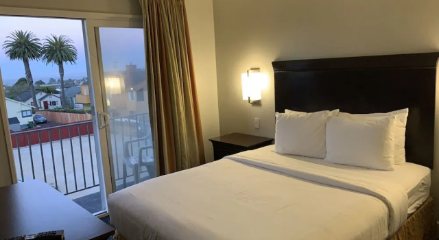 Четырёхместный люкс c 1 комнатой с балконом Stargazer Hotel