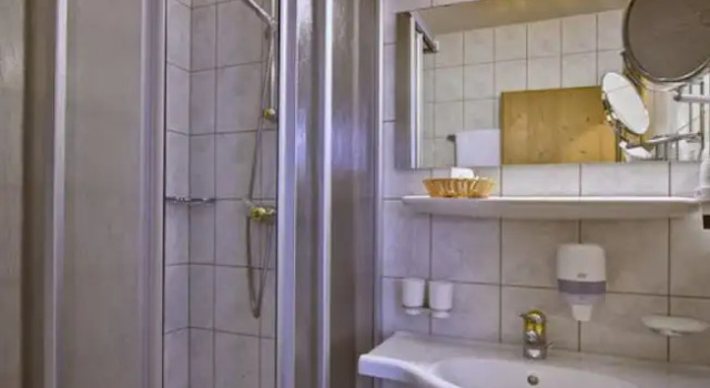 Трёхместный номер Standard с балконом и с видом на горы Hotel zum grünen Tor