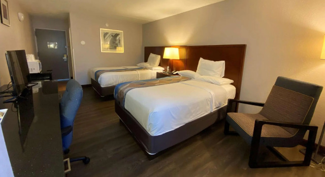 Четырёхместный номер Standard Travelodge Inn & Suites by Wyndham Albany
