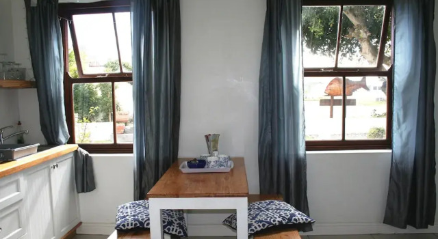 Palm and Pebbles self catering cottages Paternoster, Book Lejlighed Hoteller i Vredenburg med pool, Swimmingpool