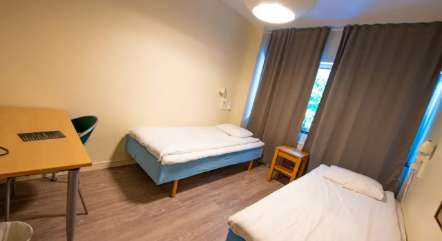 Кровать в общем номере Hotell Kvarntorget
