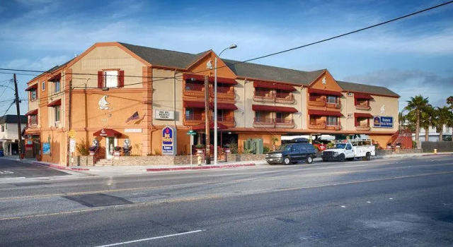 Люкс с 2 комнатами Best Western Harbour Inn & Suites Huntington - Sunset Beach