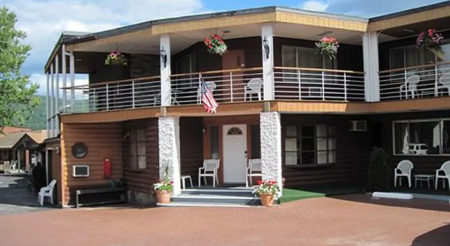 Lake Crest Inn, Забронировать Отель Отели Лейк-Джордж с парковкой, рядом с Музей «Форт Уильям-Генри», Парковка