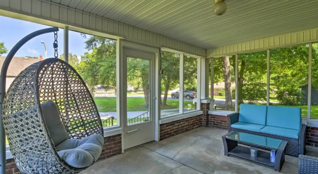Glasgow Home w/ Porch: Close to Lake & Caves!, Varaa Hotelli Glasgow Kentucky