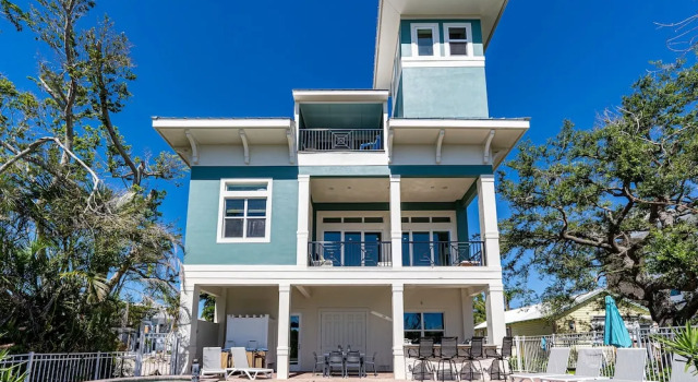 Beautiful Home with Private Pool on the North end of Fort Myers Beach! home, Забронировать Дом для отпуска Отели в центре Форт-Майерс-Бич, в центре