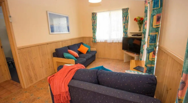 Коттедж The Lakes Beachfront Holiday Park
