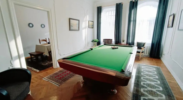 Апартаменты Unique Spacious Classic 3bedroom Midtown Apartment ! FREE parking ! BILLIARD room !