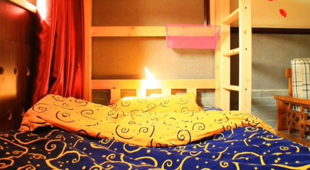 Кровать в общем номере (мужской номер) Lanzhou Up in the Wing Youth Hostel