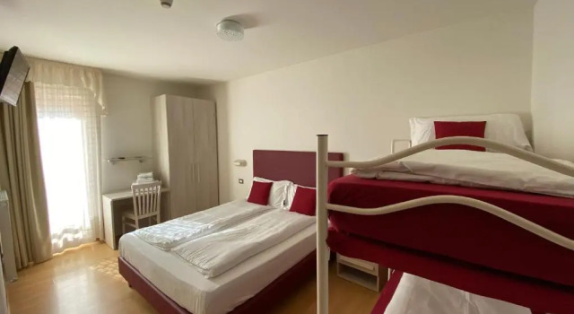 Четырёхместный номер Standard с балконом Casteluce Hotel Funivie
