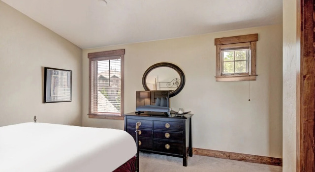 2br 2ba Winter  Walk To Historic Downtown + Gondola 2 Bedroom Townhouse by RedAwning, Book Hotel Hoteller i Vail Ski med morgenmad, Morgenmad
