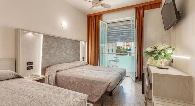 Четырёхместный номер Standard с балконом Hotel Torino