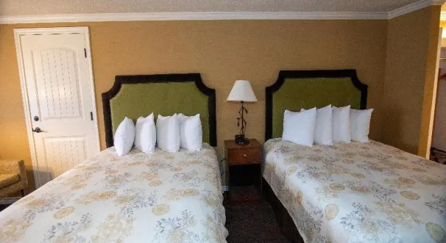 Четырёхместный номер Standard с балконом The Bards Inn - BW Signature Collection by Best Western