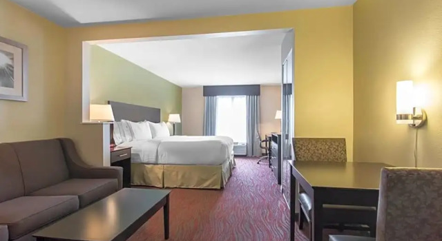 Люкс Holiday Inn Express Hotel & Suites Cullman by IHG