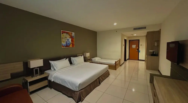 Трёхместный номер Deluxe One Pacific Hotel and Serviced Apartments