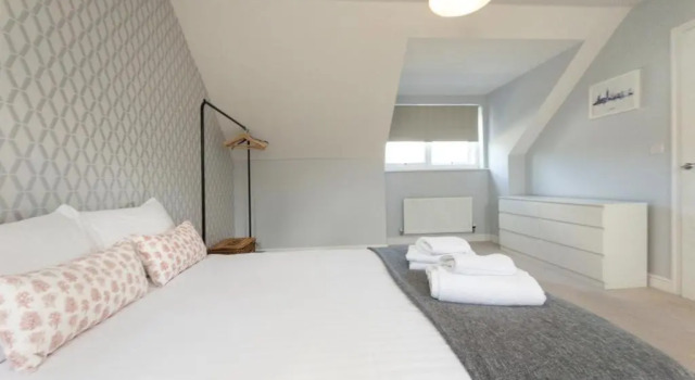 Hewlett Townhouse Addlestone, Забронировать Отель Отели Суррей с парковкой, Парковка