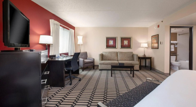Ramada Plaza and Suites - Fargo, Book Hotel Fargo North Dakota