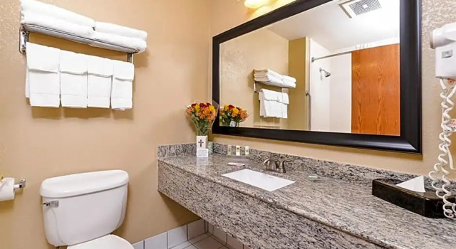 Шестиместный номер Premium Country Inn & Suites by Radisson, West Valley City, UT