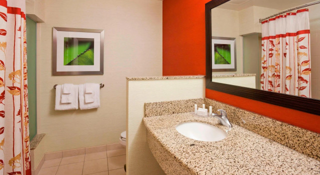 Двухместный люкс с 2 комнатами с балконом Courtyard by Marriott Minneapolis Maple Grove/Arbor Lakes