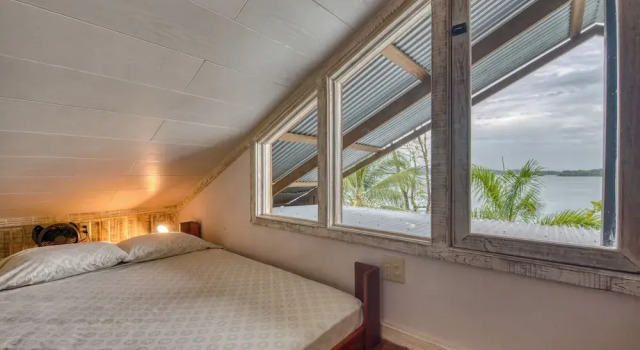 Skullys Hostel, Book Hotel La Gruta Isla Colon