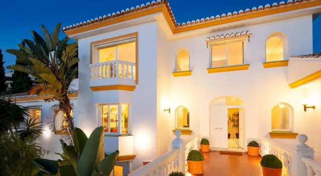 Вилла Large Family Villa 500m From Beach with Stunning Views
