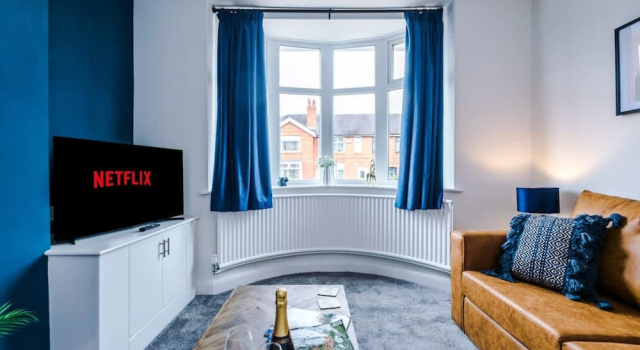 Pristine Home With Parking Ideal for Contractors, Book Feriehus Crewe 