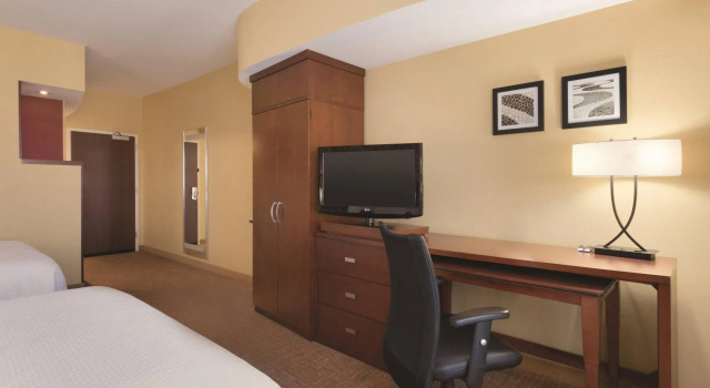 Четырёхместный номер Standard Courtyard by Marriott Salisbury