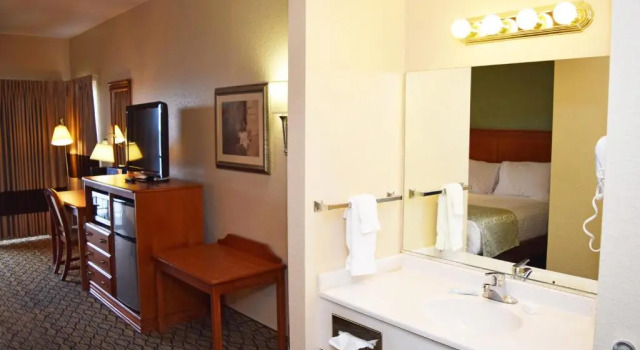 Четырёхместный номер Standard с балконом и с видом на озеро Beachfront Hotel Houghton Lake
