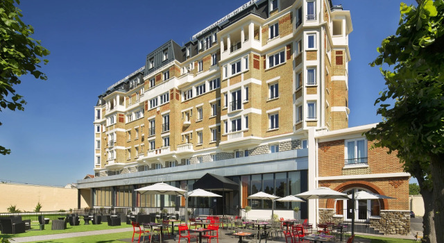 Кровать в общем номере Executive Hôtel Paris Gennevilliers