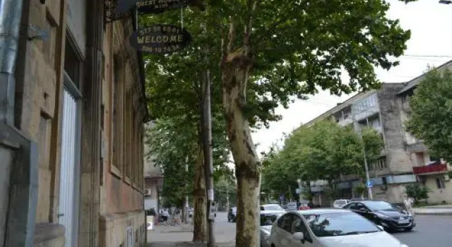 Guest house N100, Rezerwuj Pensjonat Hotele w Imereti z parkingiem, Parking