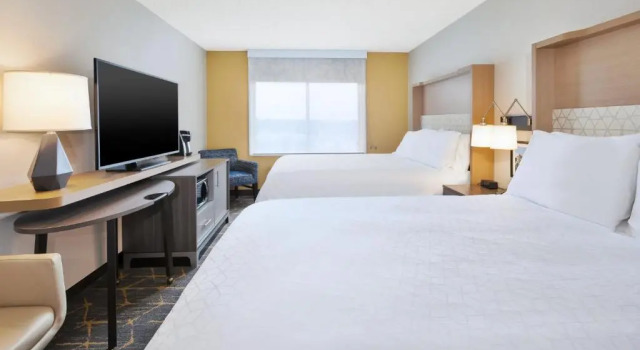 Четырёхместный номер Deluxe Holiday Inn Grand Rapids Downtown by IHG