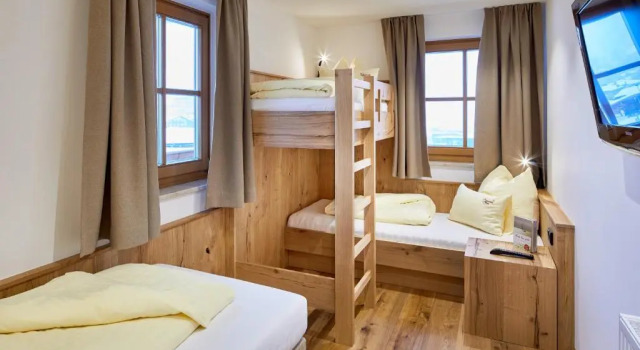 Семейный люкс Deluxe с балконом Bauernhof Hotel Oberschwarzach
