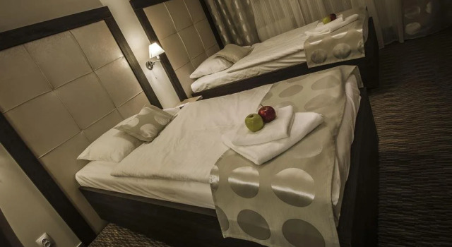 Hotel Grunt, Rezerwuj Hotel Hotele w Central Bohemia z parkingiem, Parking
