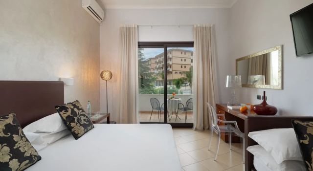 Трёхместный номер Standard с балконом Grand Hotel Sofia