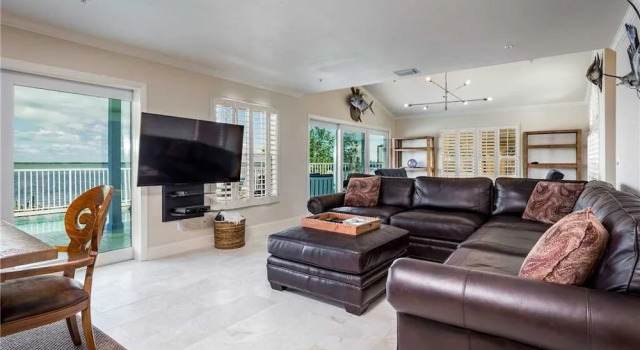 Blue Heaven, 3 Bedrooms, Bay Front, Private Pool, Pet Friendly, Sleeps 10