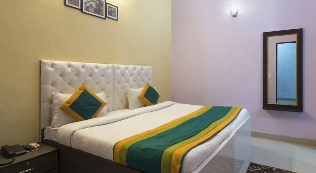 OYO 9935 Hotel Mango House, Забронировать Отель Нойда штат Уттар-Прадеш