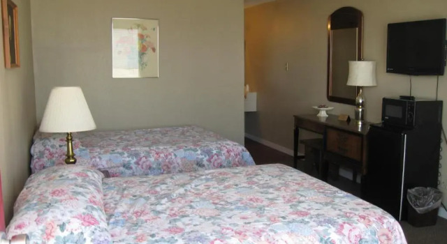 Четырёхместный номер Standard Candlelight Inn by Capital O Scottsbluff